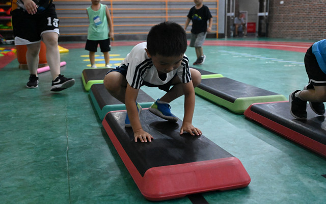 儿童体适能运动帮助孩子解决问题"1-210R51A410Q4.jpg"/